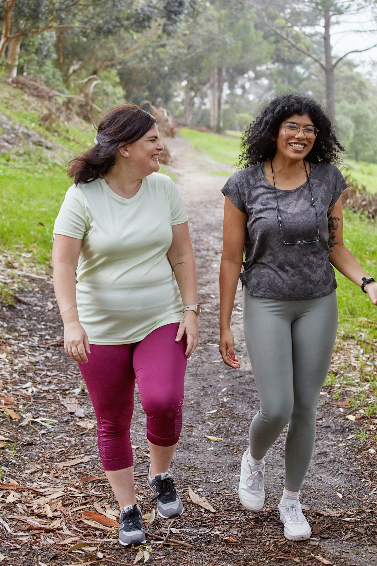Dos mujeres paseando y riéndose al aire libre
